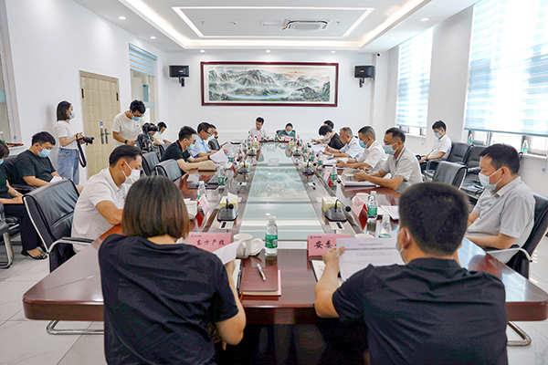 長沙經(jīng)開區(qū)管委會主任張慶紅一行調(diào)研頂立科技 (4).JPG 長沙經(jīng)開區(qū)管委會主任張慶紅一行調(diào)研頂立科技 (4).JPG