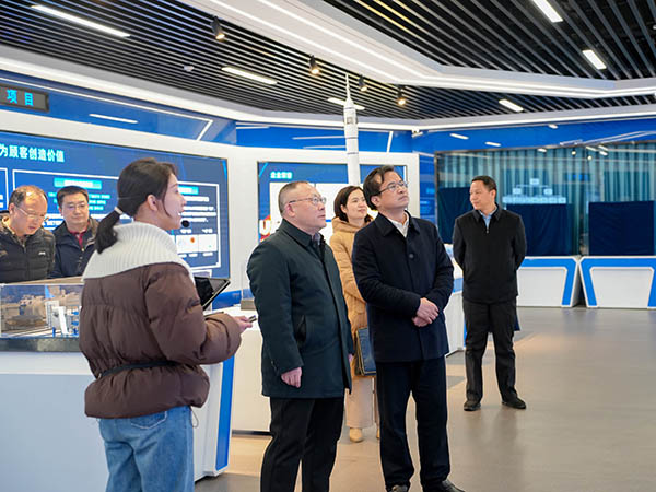 省工信廳副廳長(zhǎng)歐陽(yáng)曉風(fēng)一行蒞臨頂立科技調(diào)研 (2).JPG 省工信廳副廳長(zhǎng)歐陽(yáng)曉風(fēng)一行蒞臨頂立科技調(diào)研 (2).JPG