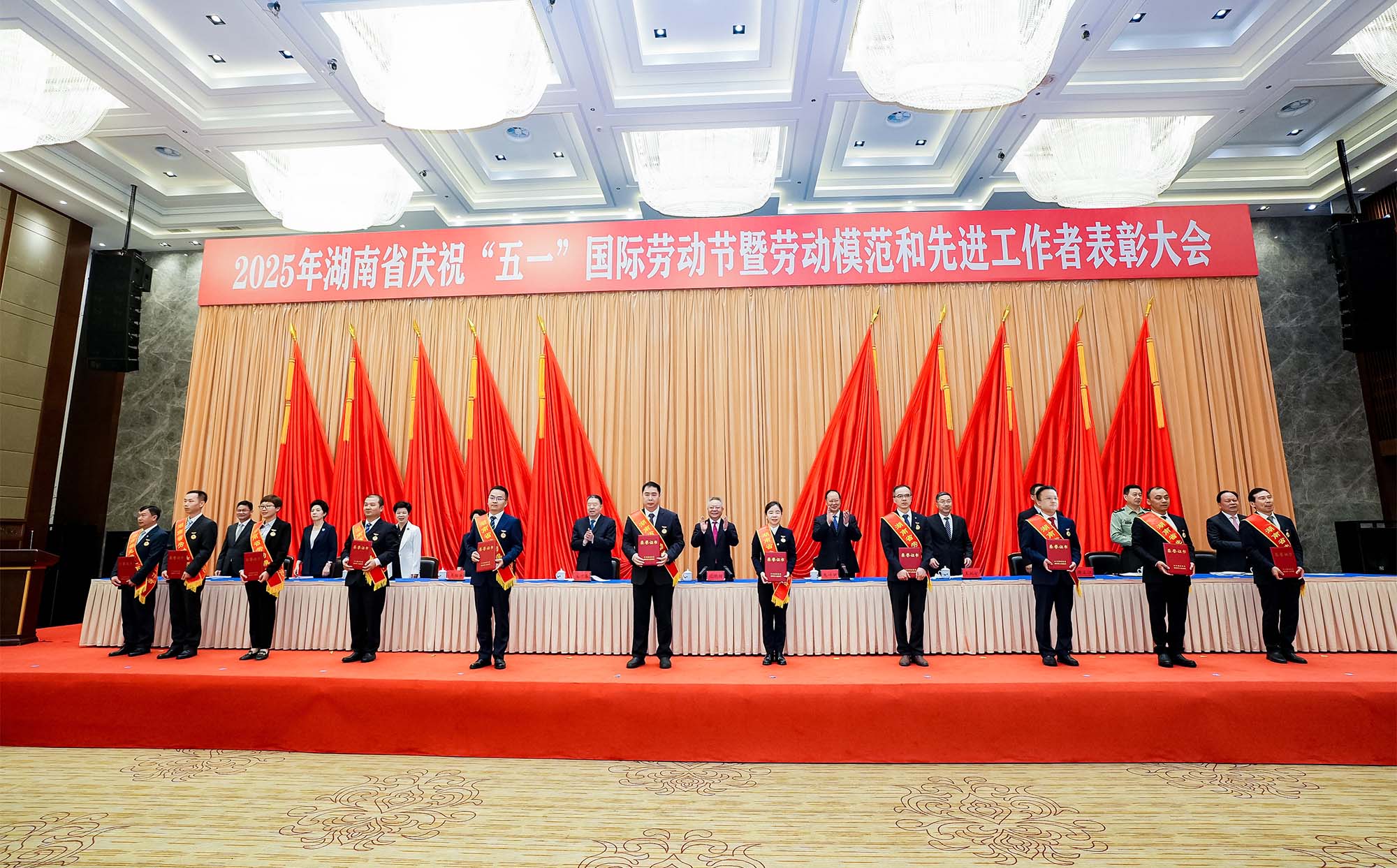 【熱烈祝賀】頂立科技胡祥龍博士榮獲湖南省勞動(dòng)模范稱號(hào)